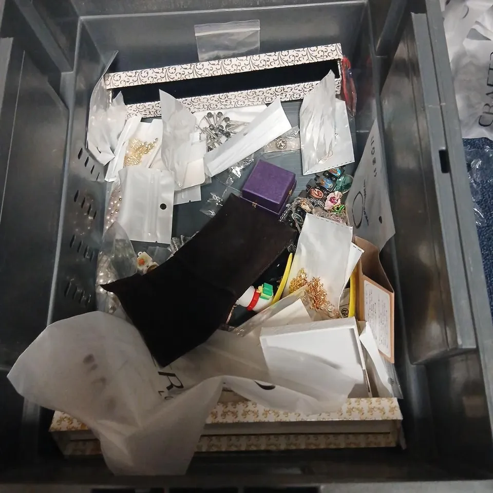 LARGE QUANTITY OF ASSORTED JEWELLERY AND ACCESSORIES