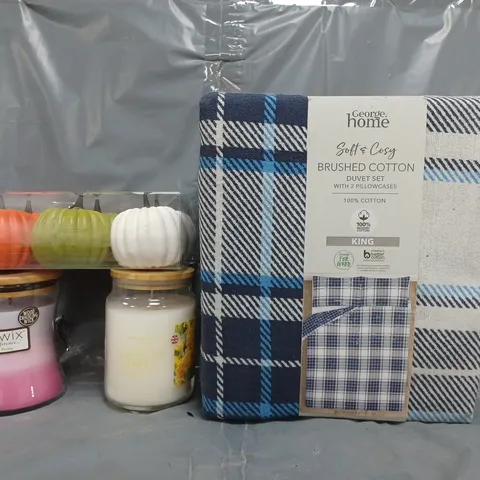 BOX OF APPROXIMATELY 20 ASSORTED HOUSEHOLD ITEMS TO INCLUDE 20 INCLUDE DUVET SET, SCENTED CANDLES, ETC - COLLECTION ONLY