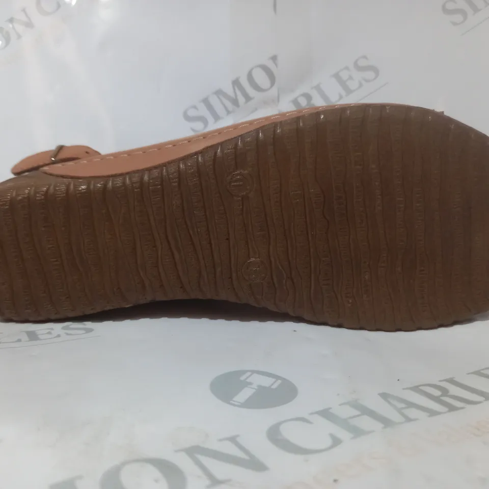 BOXED PAIR OF ADESSO OPEN TOE SANDALS IN TAN SIZE 7