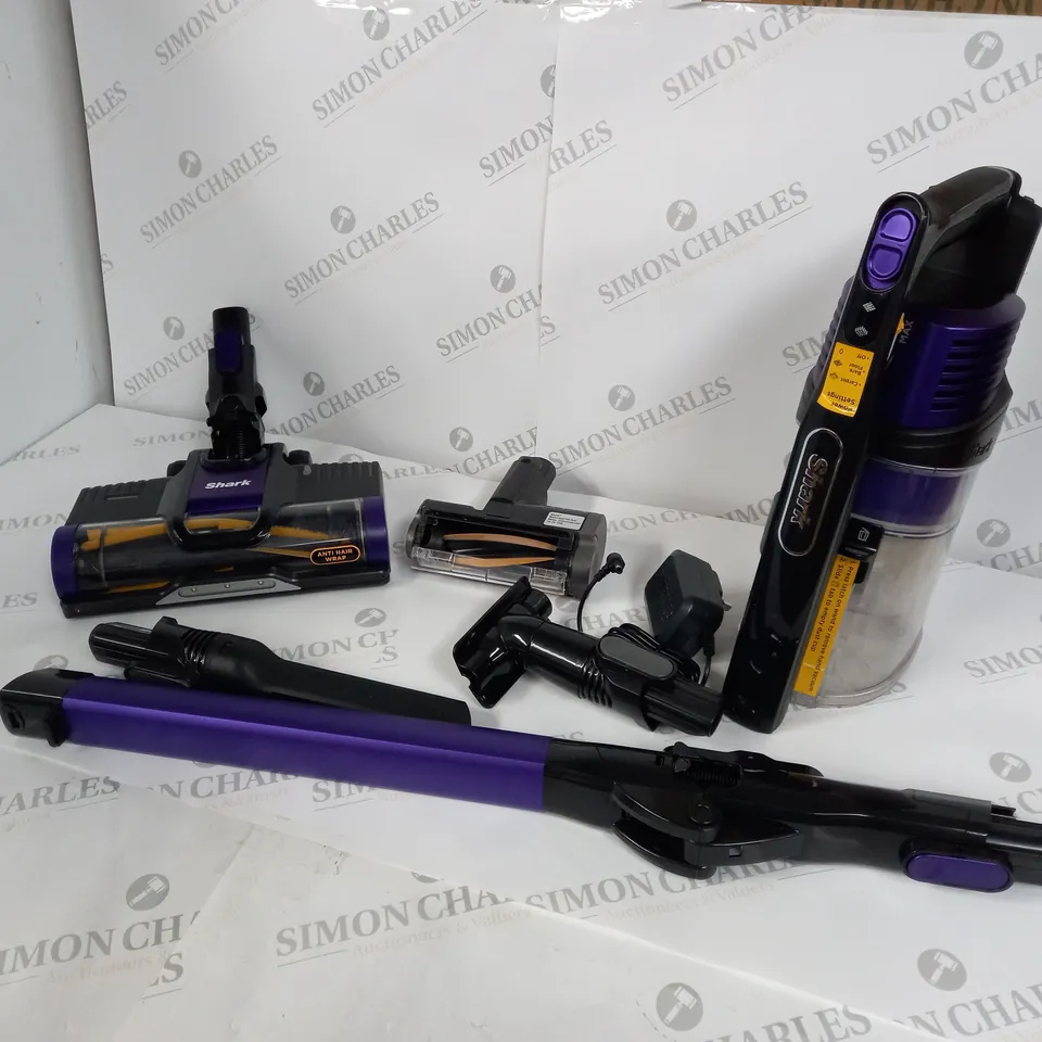 BOXED SHARK ANTI HAIR WRAP CORDLESS PET VACUUM CLEANER IZ202UKT