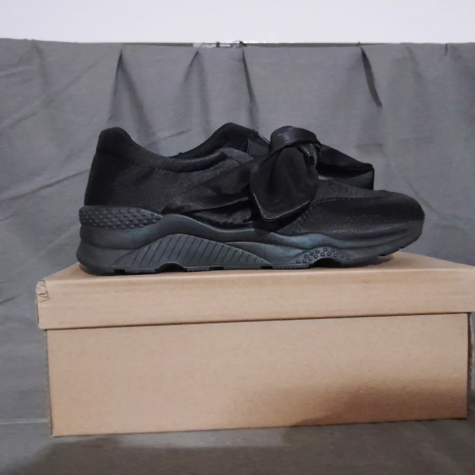 APPROXIMATELY 10 BOXED PAIR OF BOW TRAINERS IN BLACK VARIOUS SIZES TO INCLUDE SIZE 7