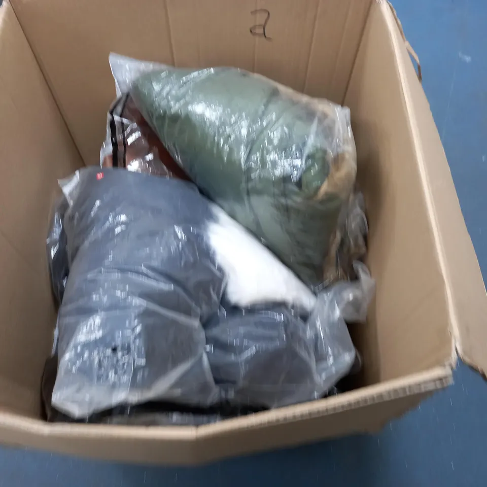 LOT OF 15 ASSORTED LARGER CLOTHING ITEMS TO INCLUDE COATS IN VARIOUS SIZES