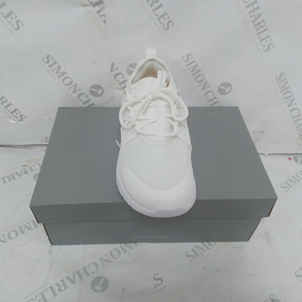 BOXED PAIR OF VIONIC TRAINERS SIZE 6