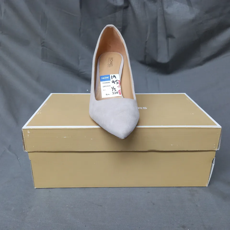 BOXED PAIR OF MICHAEL KORS POINTED TOE HEELS IN GREY SIZE 4.5