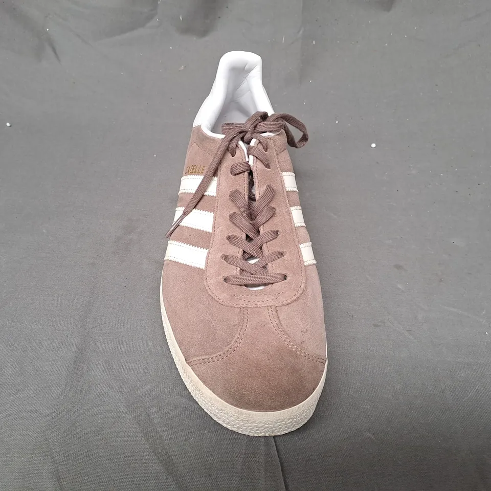 PAIR OF ADIDAS GAZELLE SHOES IN TAN/WHITE UK SIZE 8