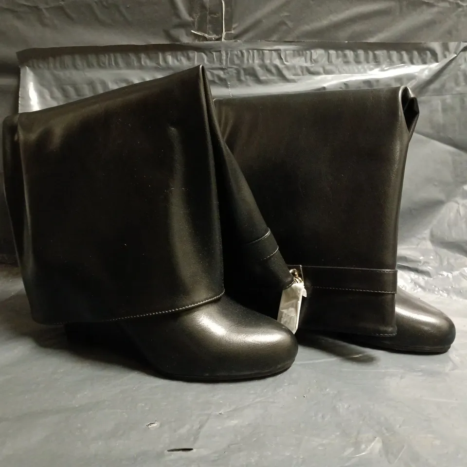 BOXED PAIR OF UNBRANDED KNEE-HIGH BOOTS IN BLACK SIZE 5