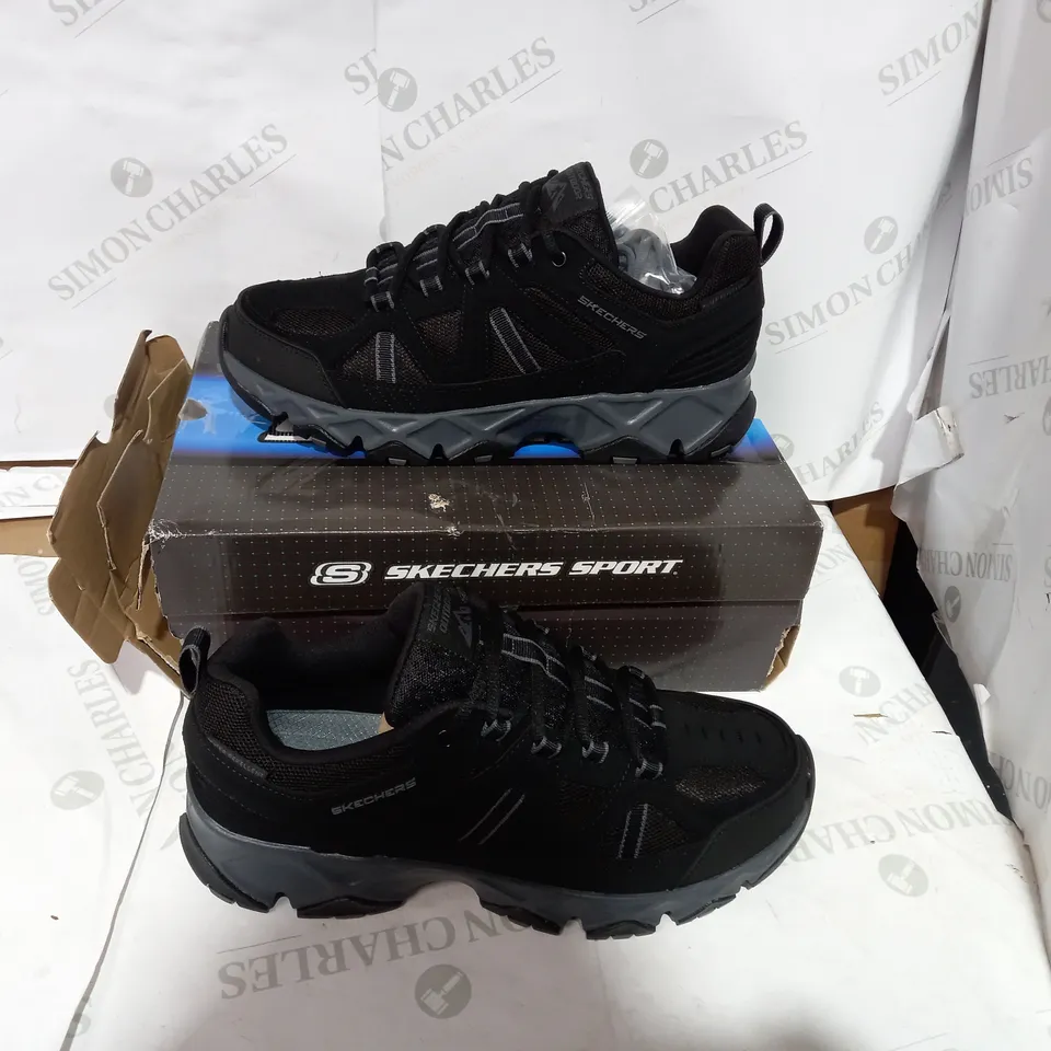 BOXED PAIR OF BLACK SKETCHERS SPORT - SIZE 10