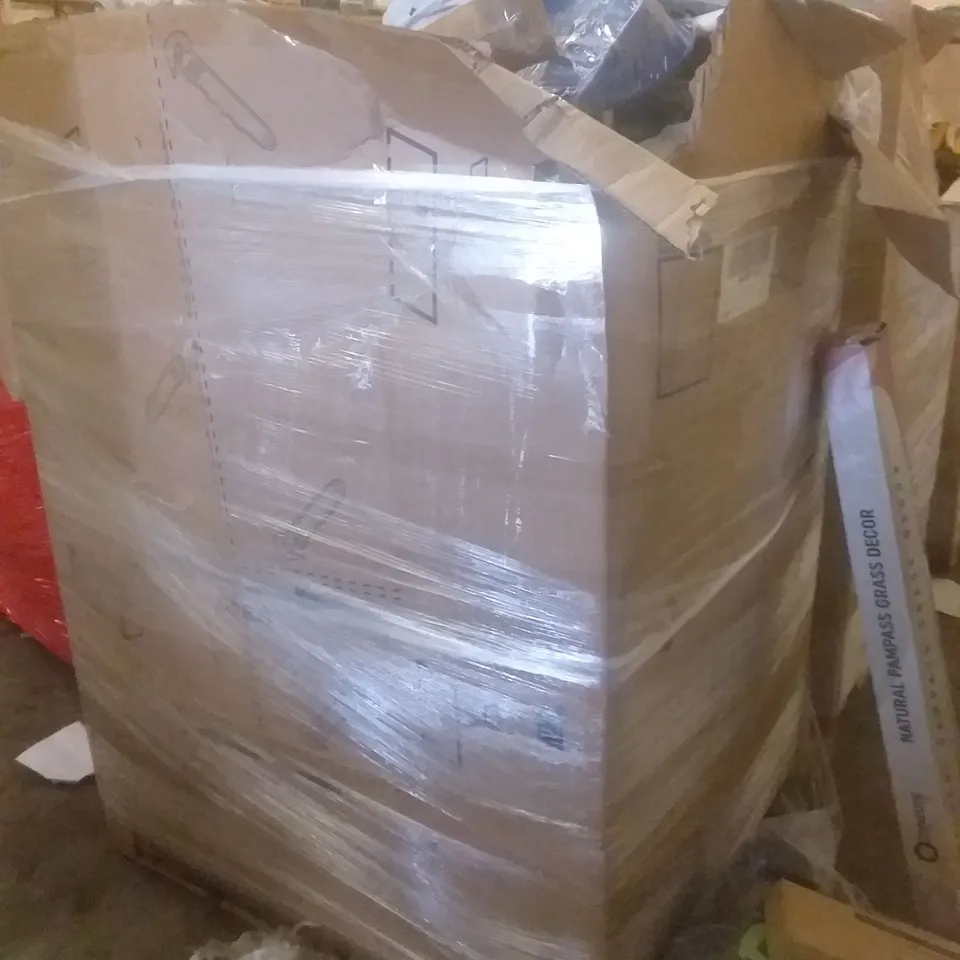 PALLET OF ASSORTED ITEMS INCLUDING DOGS BED, AQUARIUM LIGHT, WEIGHTLIFTING BAG, PAMPASS GRASS DECOR