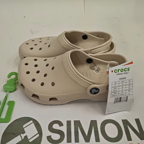 CROCS CLASSIC CLOG – KIDS, RELAXED FIT, BEIGE UK J2