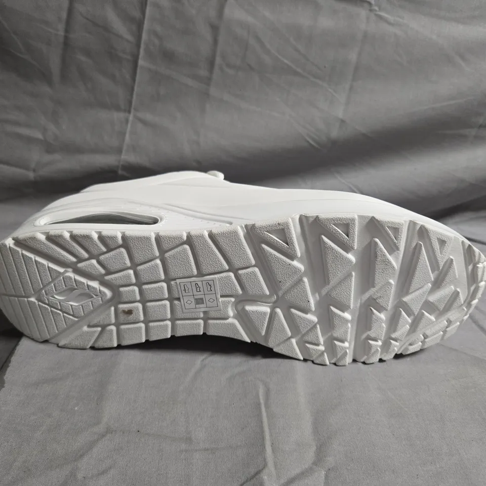 UNBOXED PAIR OF SKECHERS LOS ANGELES TRAINERS IN WHITE - UK SIZE 10.5