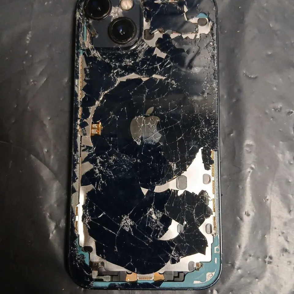 APPLE IPHONE - BLACK - CRACKED SCREEN 