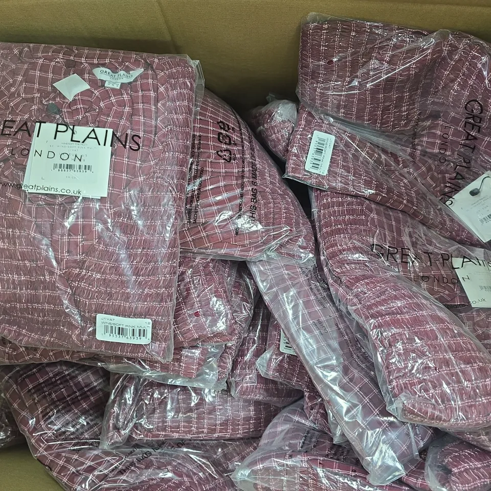 BOX OF APPROXIMATELY 20 ASSORTED CLOTHING AND FASHION ITEMS IN VARIOUS STYLES, SIZES, AND COLOURS - COLLECTION ONLY