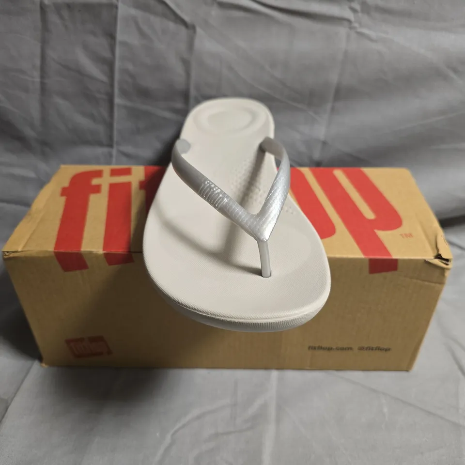 BOXED PAIR OF FITFLOP IQUSHION ERGONOMIC FLIP-FLOPS IN SILVER SIZE UK 6