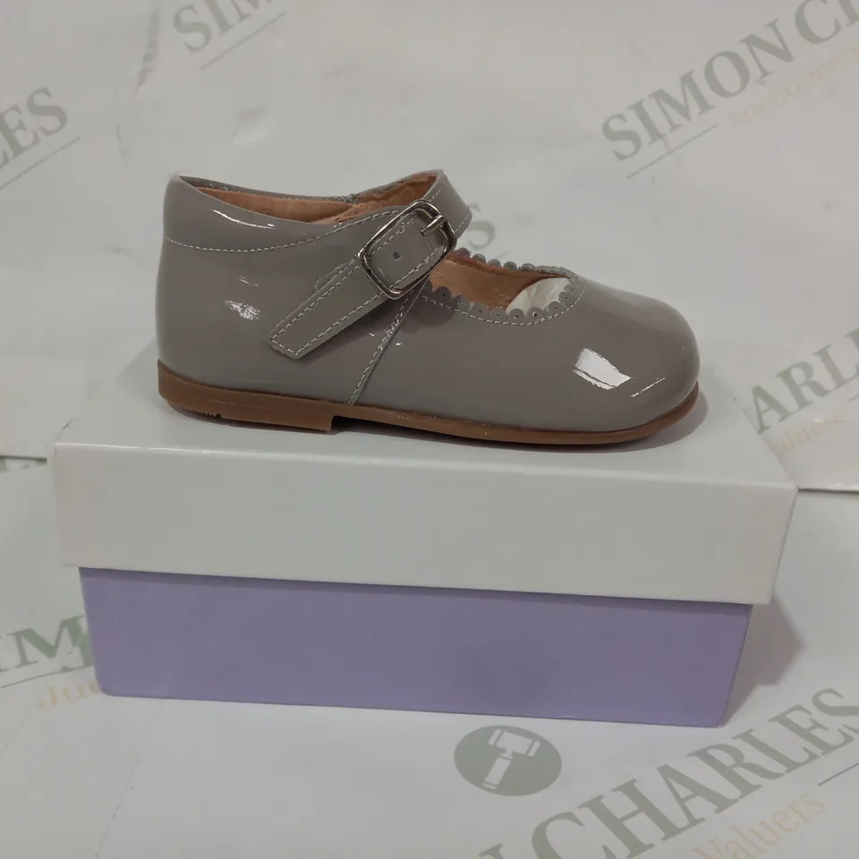 BOXED PAIR OF TNY BY TINNY SHOES INFANT BUCKLE SHOES IN STONE GREY EU SIZE 20