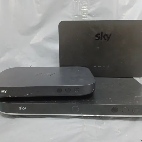 APPROXIMATELY 5 ASSORTED ELECTRICAL ITEMS TO INCLUDE SKY Q BOX, SKY WI-FI ROUTER, ETC