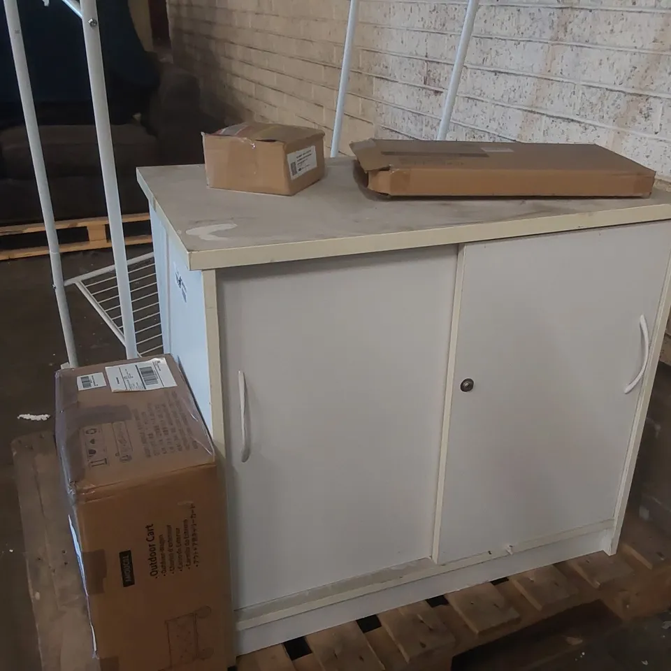 PALLET CONTAINING ASSORTED FURNITURE ITEMS