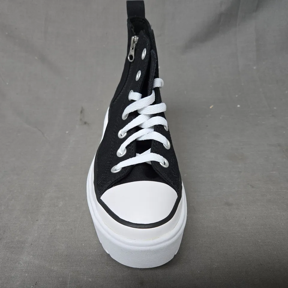 BOXED PAIR OF CONVERSE SHOES IN BLACK/WHITE UK SIZE 3