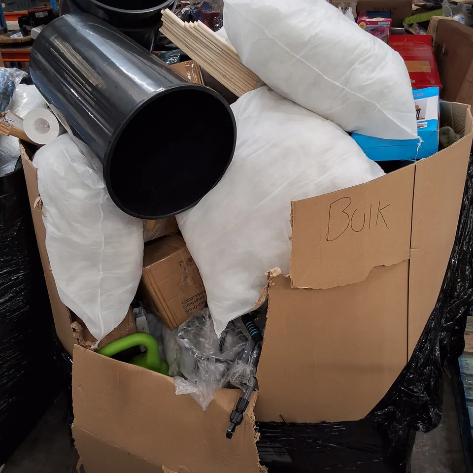 PALLET CONTAINING ASSORTED PRODUCTS INCLUDING PLASTIC BINS, PILLOWS, STORAGE RACK, UMBRELLA & KIDS FLOOR PUZZLE