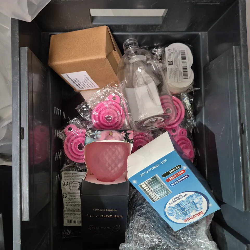 APPROXIMATELY 15 ASSORTED HOUSEHOLD ITEMS TO INCLUDE KITSURE SHOWER CADDY, PARTY TABLEWARE AND AN INVOICE DUPLICATE BOOK