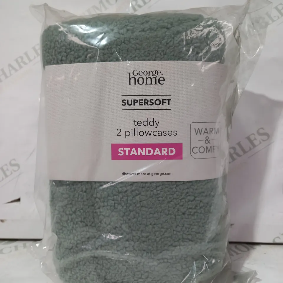 BOX OF APPROXIMATELY 5 BRAND NEW PAIRS OF SUPERSOFT TEDDY PILLOWCASES IN GREEN - STANDARD
