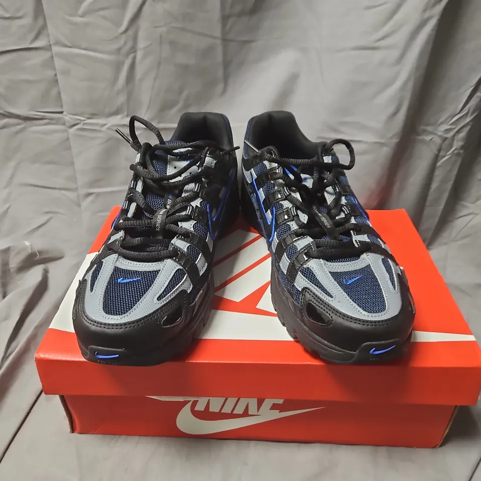BOXED NIKE P-6000 TRAINERS – BLACK/GREY WITH BLUE ACCENTS, UK 11