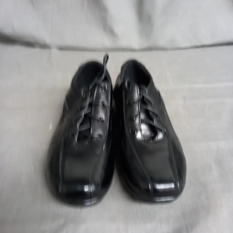 BOX OF APPROXIMATELY 10 PAIRS OF LAND COMMANDER BLACK LEATHER SHOES IN VARIOUS SIZES