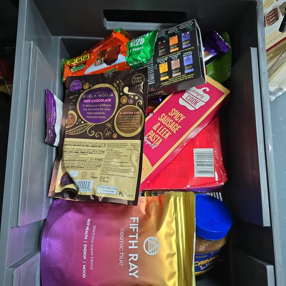 APPROXIMATELY 15 ASSORTED FOOD ITEMS TO INCLUDE - ROYAL DANE PORK LUNCHEON MEAT CAN, THE CHESHIRE CHEESE CARAMELISED RED ONION CHUTNEY AND SIMPLY COOK MURGH KARI RECEIPE KIT