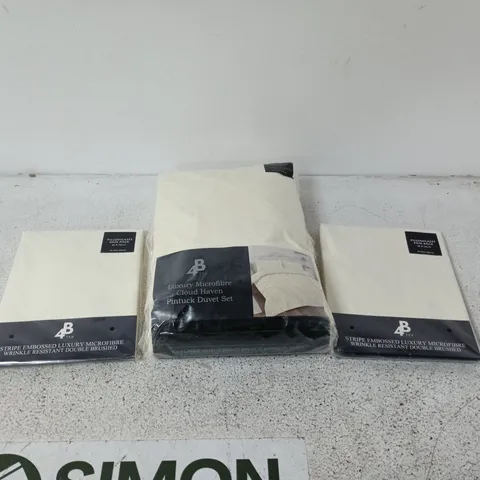 SET OF 3 4BTEX BEDDING ITEMS TO INCLUDE SUPER KING PINTUCK DUVET SET