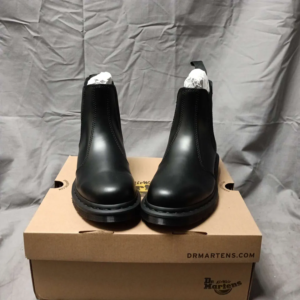 BOXED PAIR OF DR. MARTENS 2976 MONO BLACK SMOOTH CHELSEA BOOTS – UK 6½