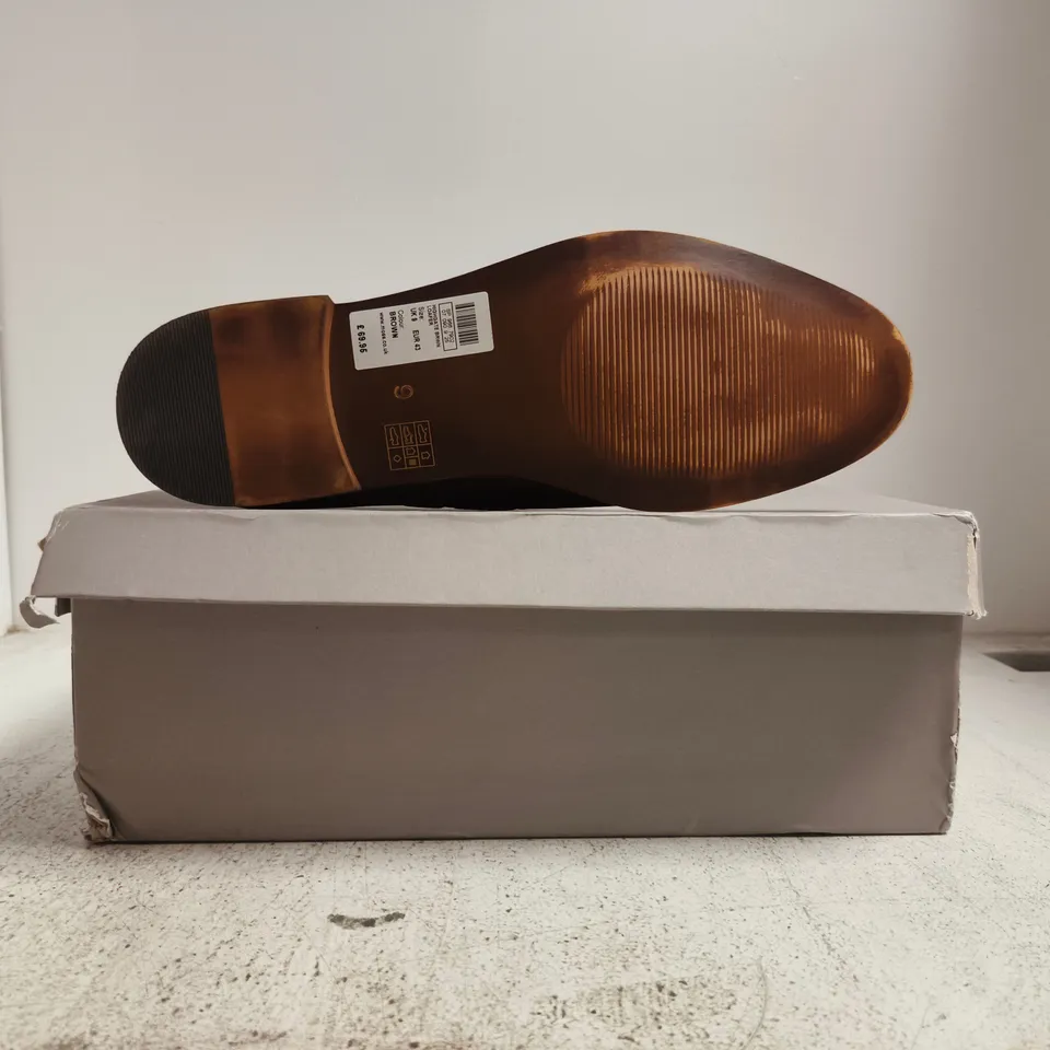 BOXED PAIR OF MOSS HIGHGATE LOAFERS IN BROWN SIZE UK 9