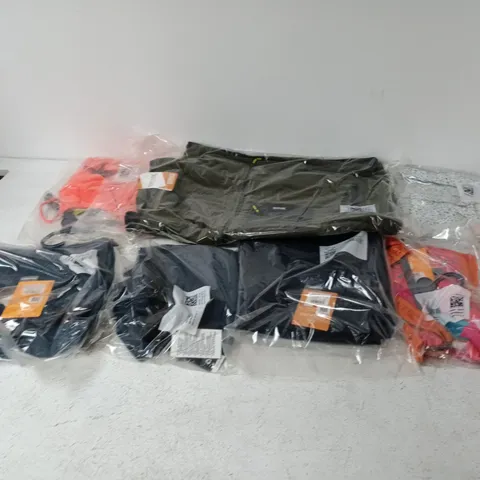 APPROXIMATELY 25 ASSORTED BRAND NEW REGATTA/DARE2B CLOTHING ITEMS IN VARIOUS SIZES, STYLES & COLOURS TO INCLUDE MONTORN, FRANKIE B/W, AEP PROMPT SHORTS, ETC