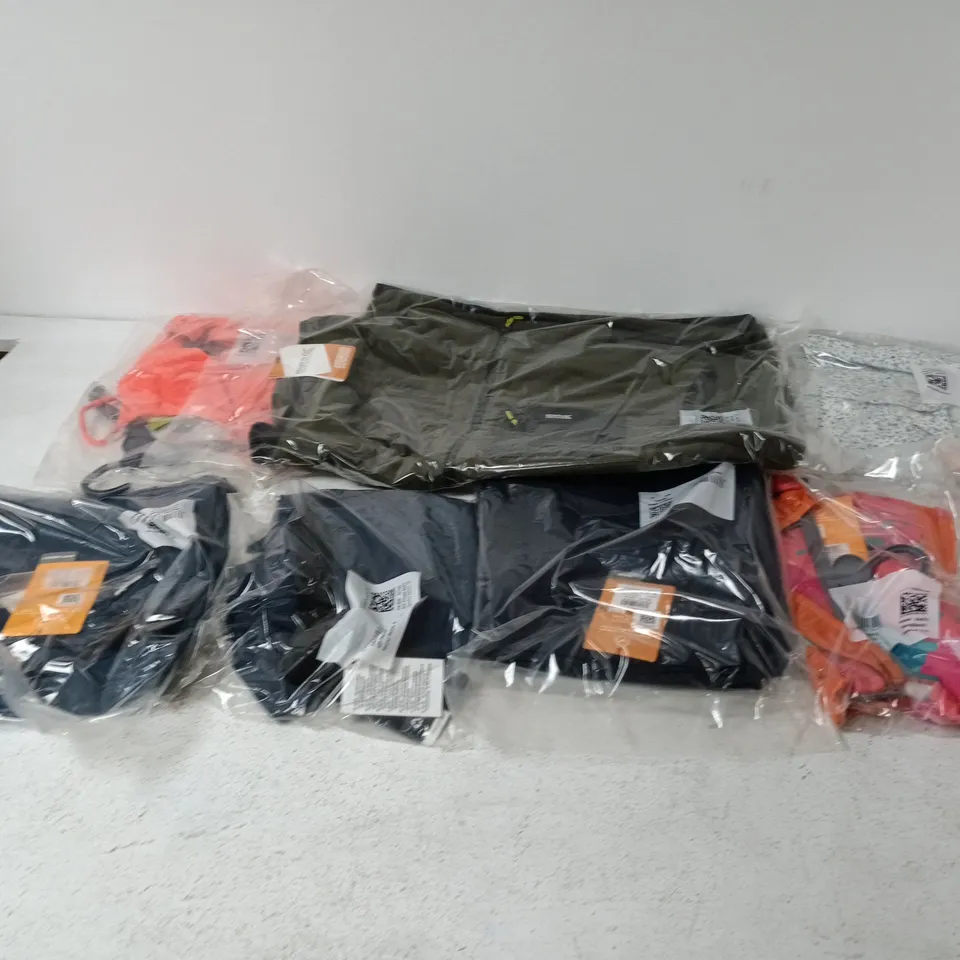 APPROXIMATELY 25 ASSORTED BRAND NEW REGATTA/DARE2B CLOTHING ITEMS IN VARIOUS SIZES, STYLES & COLOURS TO INCLUDE MONTORN, FRANKIE B/W, AEP PROMPT SHORTS, ETC