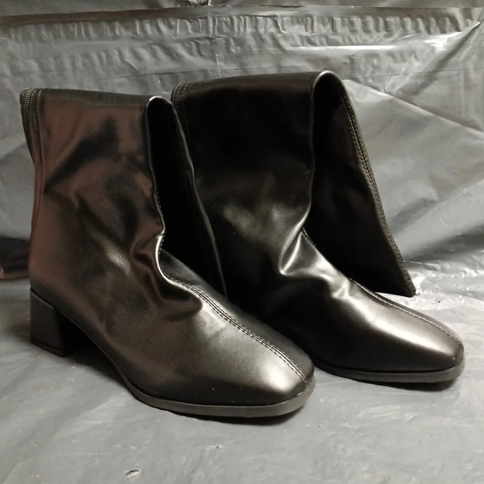 BOXED PAIR OF UNBRANDED LOW BLOCK HEEL KNEE-HIGH BOOTS IN BLACK SIZE EU 39