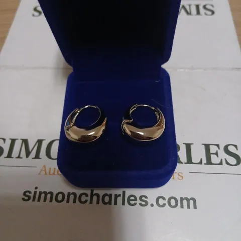 MALIKA CLEAN HUGGIE HOOP EARRINGS 