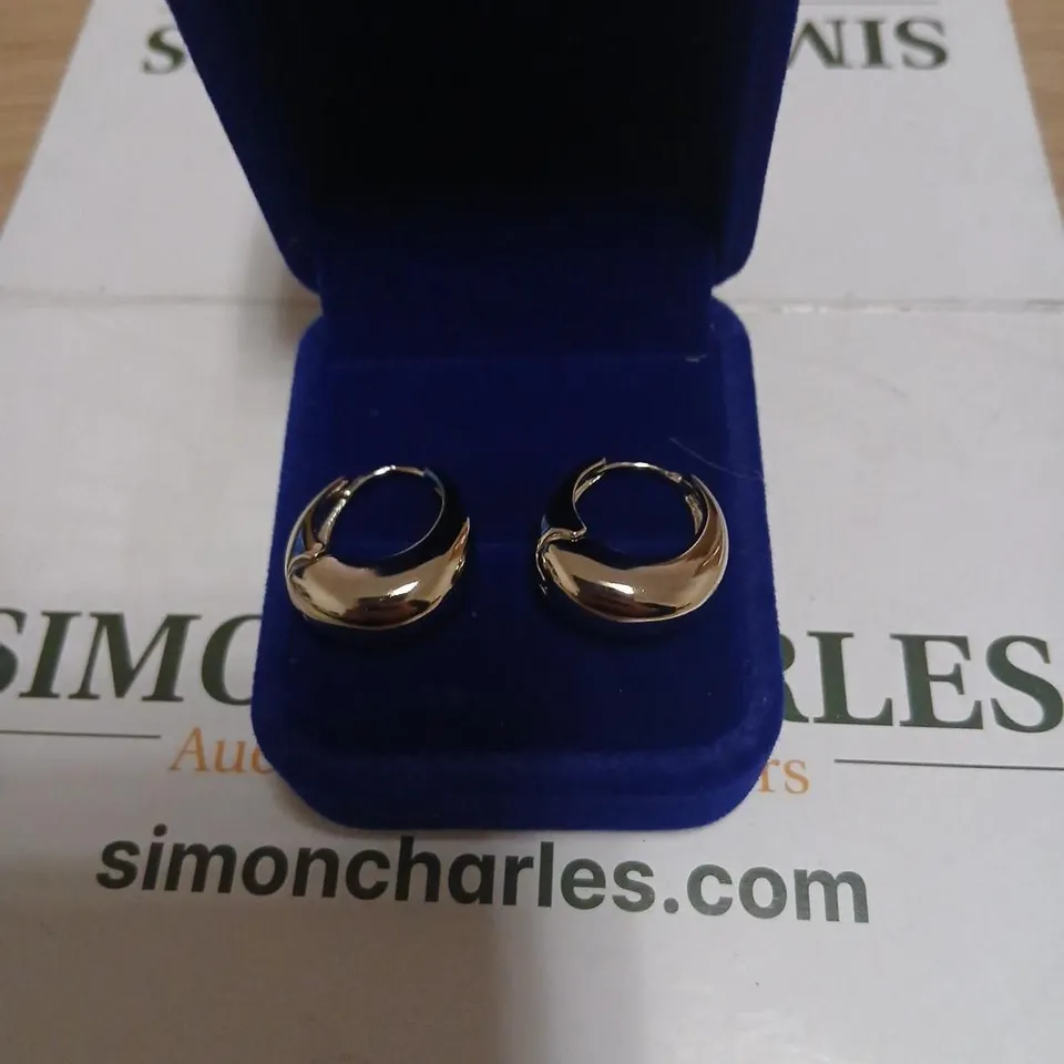 MALIKA CLEAN HUGGIE HOOP EARRINGS 