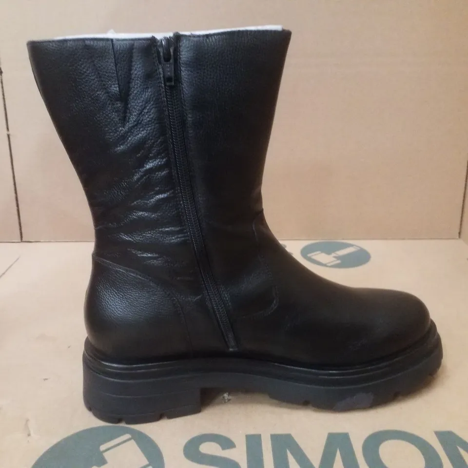 BOX CONTAINING APPROXIMATELY 5 PAIRS OF BRAND NEW SIMPLY BE BLACK BREENER WIDE LEATHER BOOTS - SIZE 7
