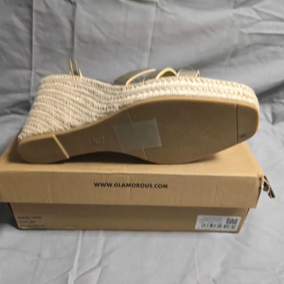 BOXED PAIR OF GLAMOROUS LADIES WEDGE SHOES - UK SIZE 8