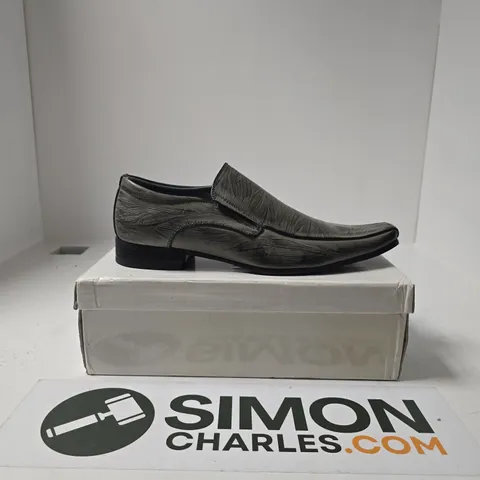 BOXED PAIR OF UNBRANDED MENS LEATHER LINED SNAKE SKIN PRINT SHINY PATENT LEATHER SHOES SIZE EU 42