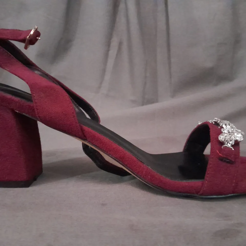 BOXED PAIR OF DISEGNER OPEN TOE BLOCK HEEL SANDALS IN WINE RED W. JEWEL EFFECT EU SIZE 43