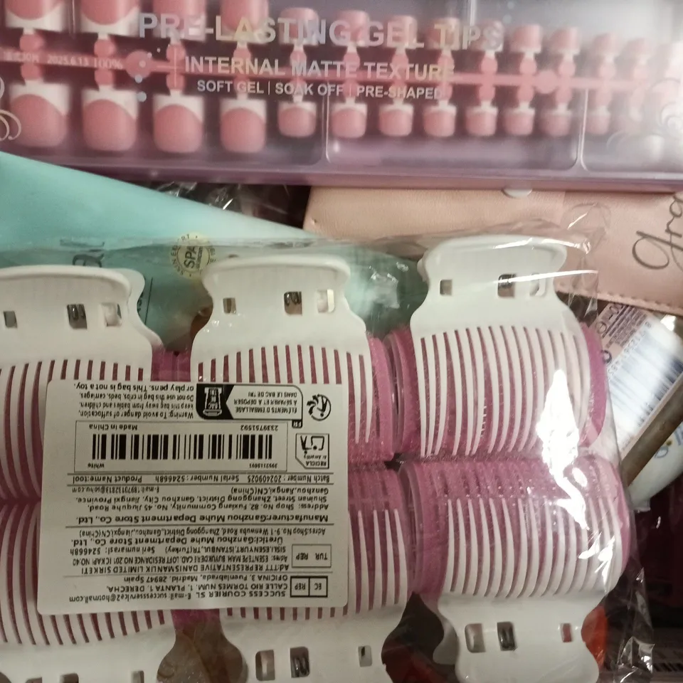 APPROXIMATELY 15 ASSORTED COSMETIC ITEMS TO INCLUDE BSSET, CAUDALIE, ETC - COLLECTION ONLY