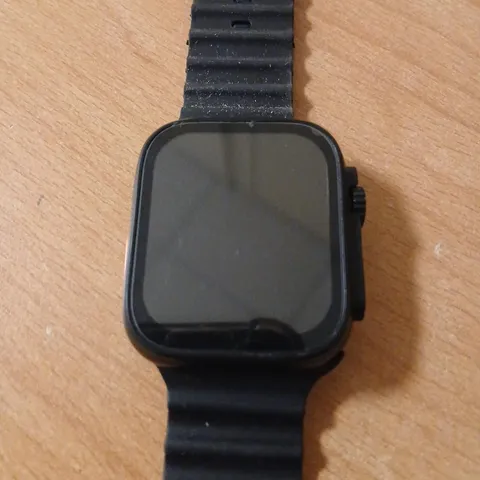 BLACK SQUARE-FACED SMARTWATCH WITH SILICONE STRAP 