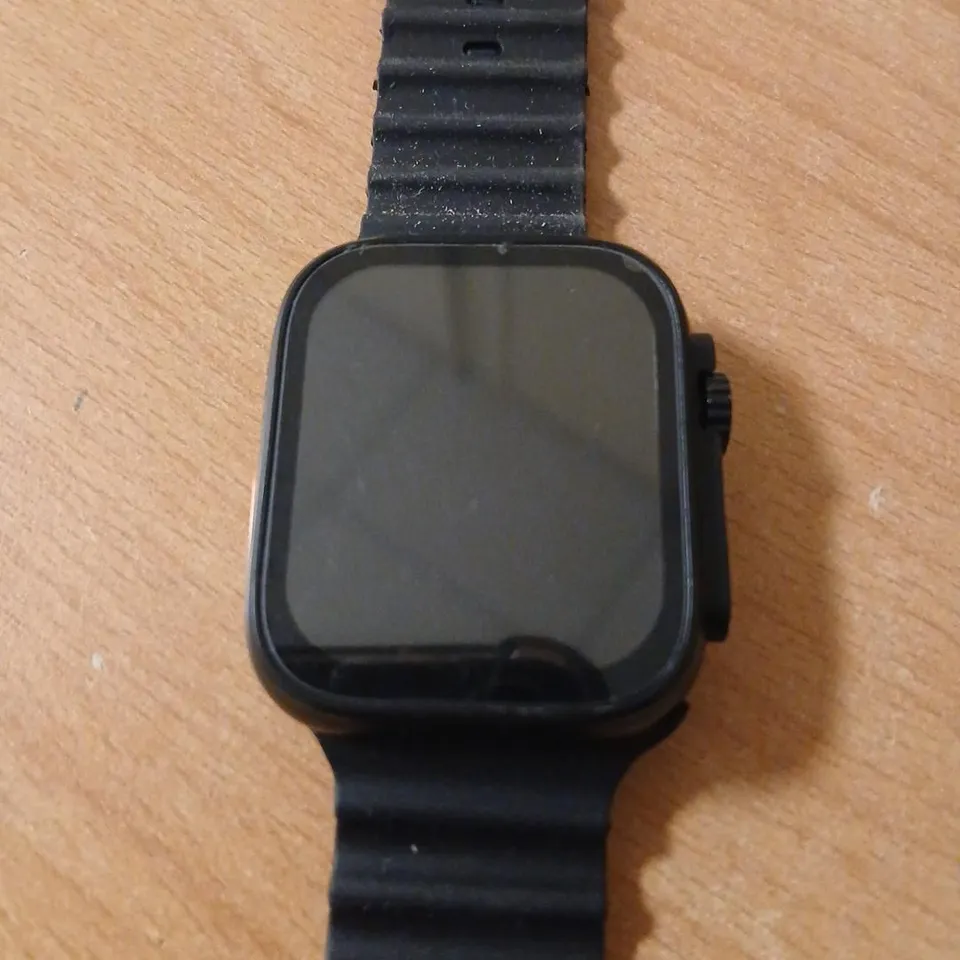 BLACK SQUARE-FACED SMARTWATCH WITH SILICONE STRAP