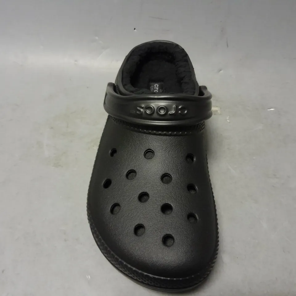 PAIR OF CROCS CLASSIC LINED CLOG IN BLACK - EU 39-40