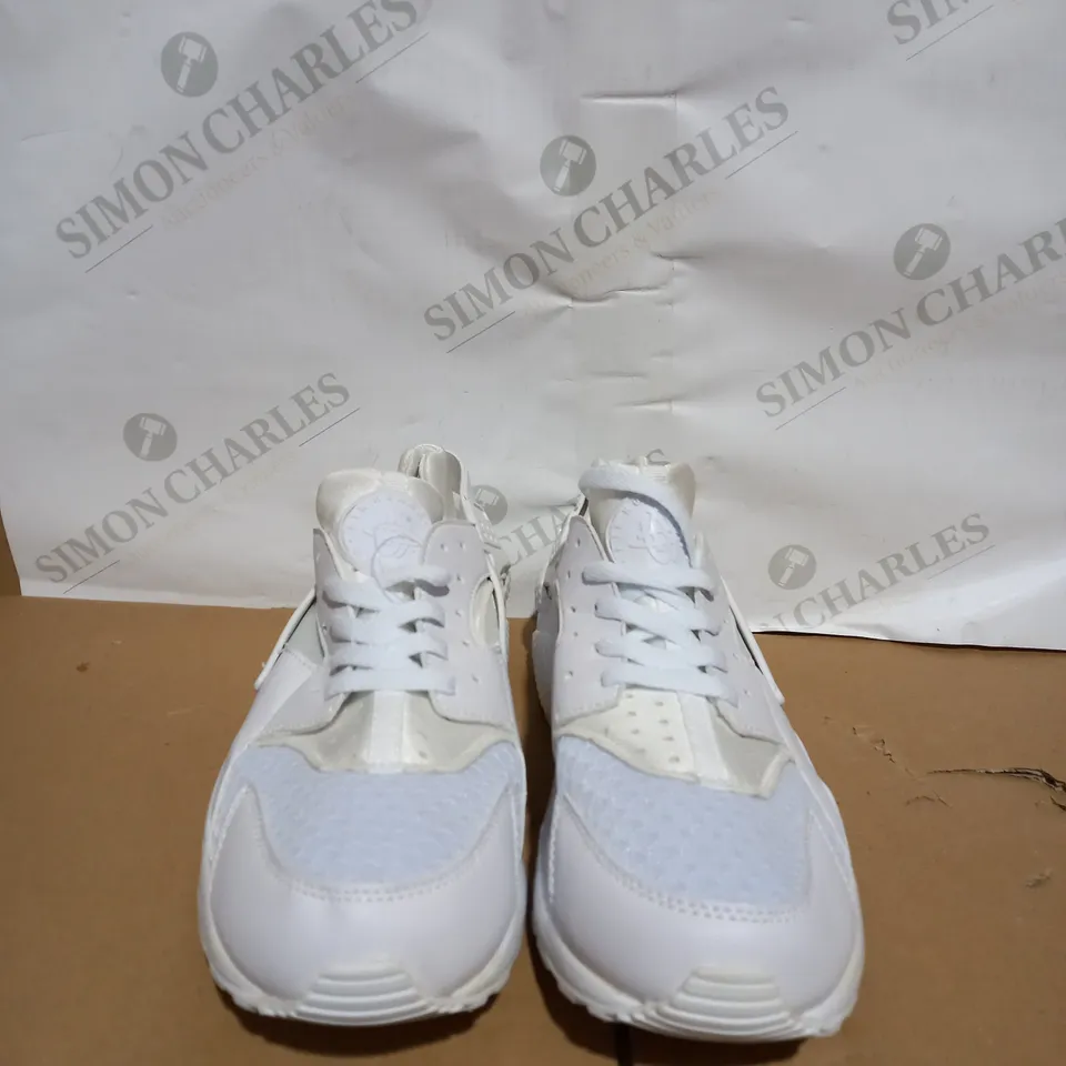 BOXED PAIR OF NIKE AIR HUARACHE IN WHITE SIZE 9