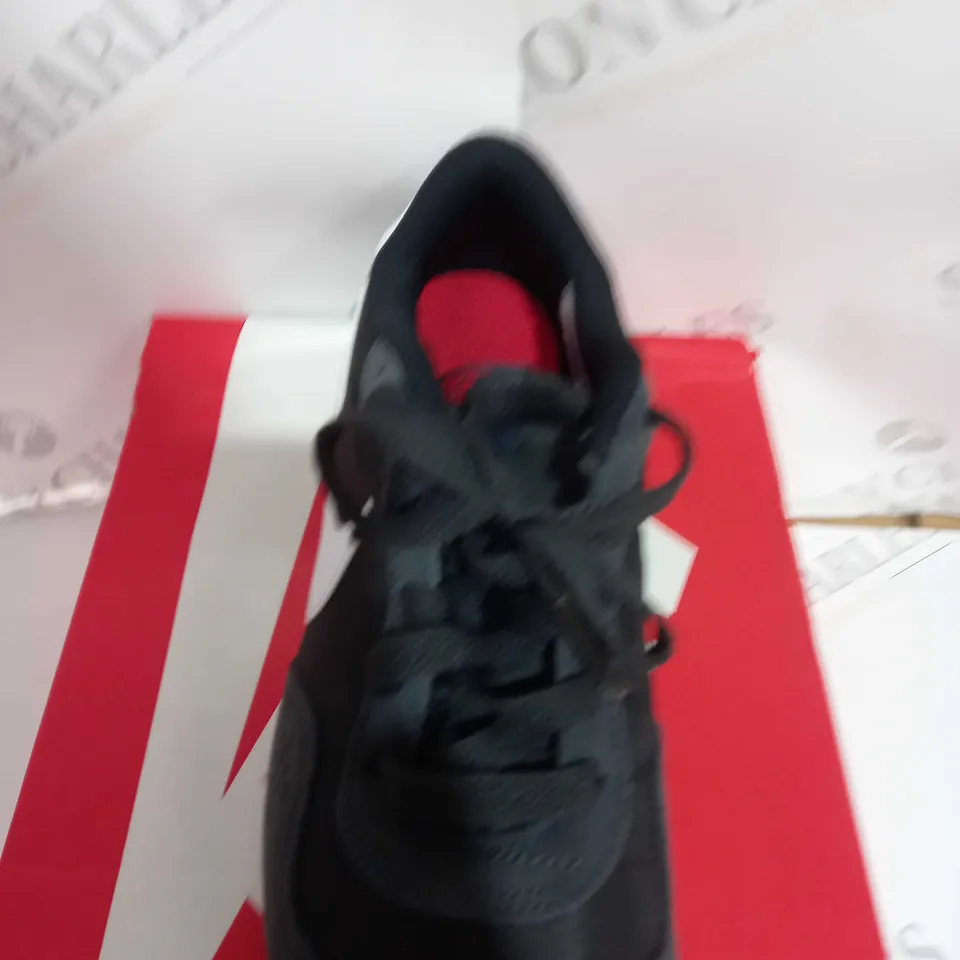 BOXED PAIR NIKE MD VALIANT (GS) IN BLACK/WHITE-DK SMOKE GREY SIZR 3Y  