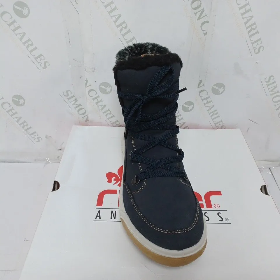 BOXED PAIR OF RIEKER WATER RESISTANT WARM LINED HIKING BOOTS IN NAVY - SIZE 7.5