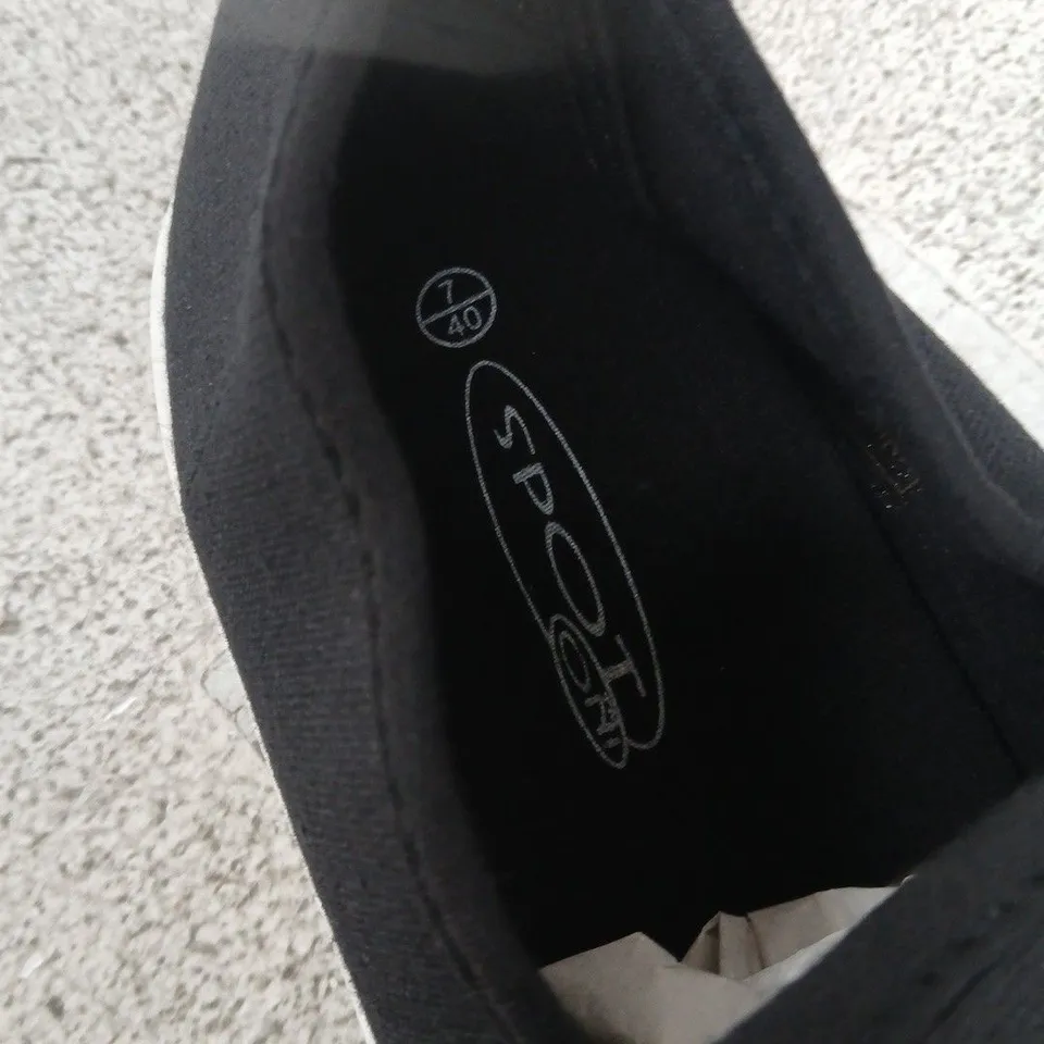UK 7 BLACK SLIP-ON SNEAKERS WITH WHITE SOLE (EU 40)