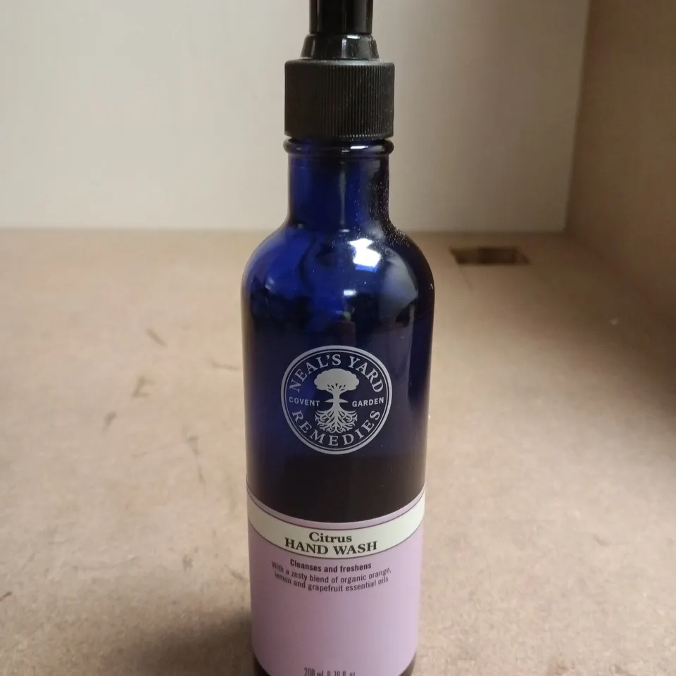 BOX OF APPROXIMATELY 10 BEAUTY ASSORTED BEAUTY PRODUCTS INCLUDING NEAL'S YARD REMEDIES HAND WASH, THE BODY SHOP GINGER SCALP CARE AND ID WHITENING MOUTHWASH