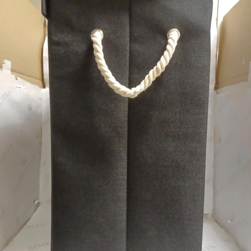 COLLAPSABLE LAUNDRY HAMPER. 