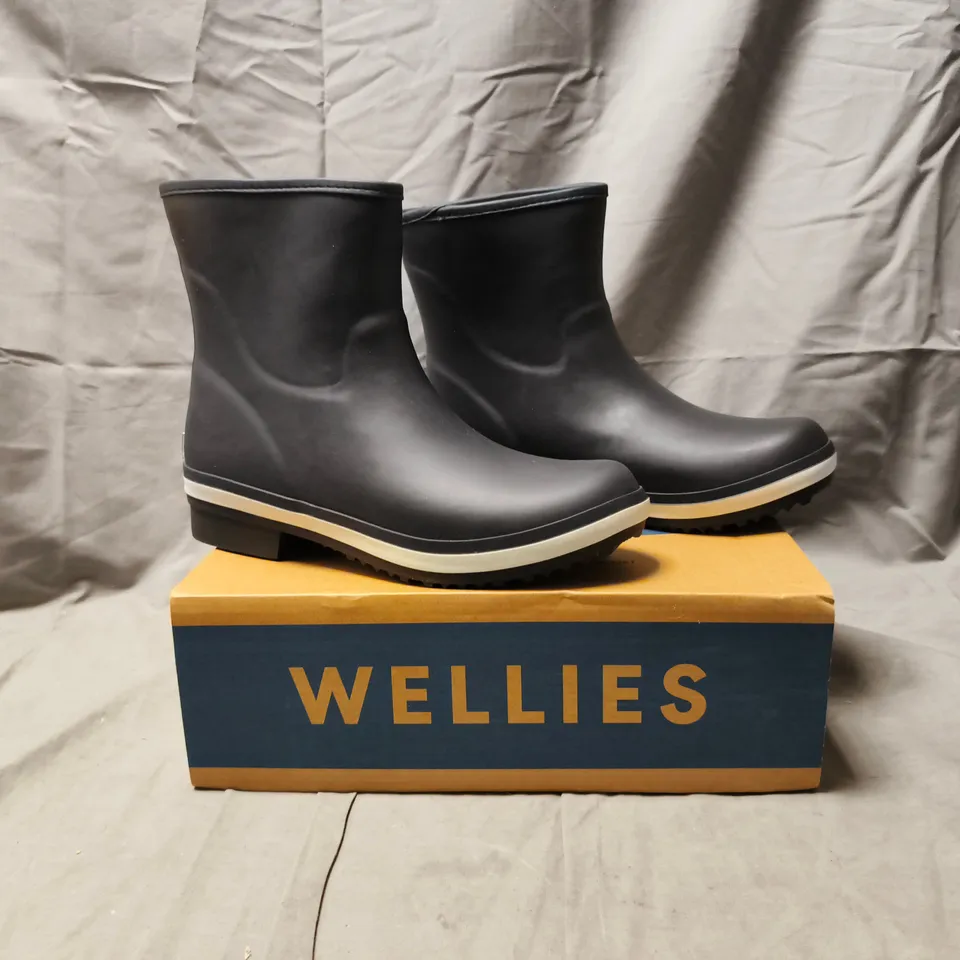 BOXED PAIR OF SEASALT CORNWALL STORM CHASER WELLIES IN INKWELL SIZE UK 6